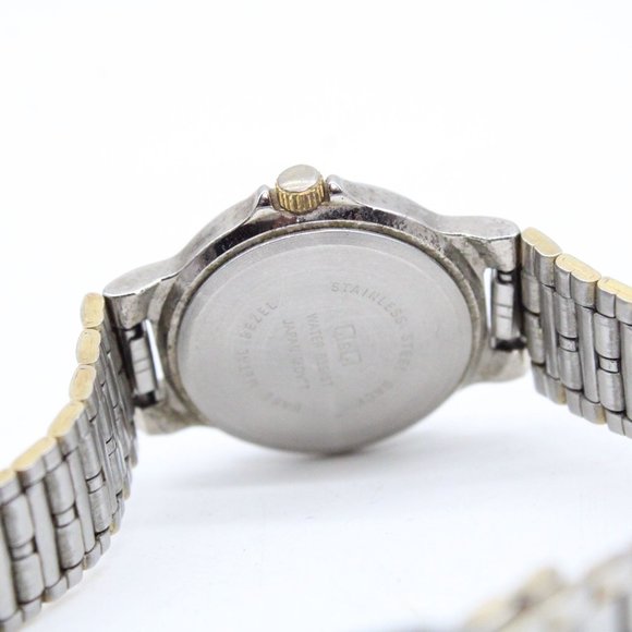 Q&Q Watch Womens Silver Tone Stainless Steel Quartz Water Resistance White Dial - Picture 8 of 8